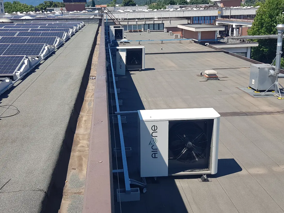 Installazione reale di più unità esterne AirONE disposte sulla copertura di un edificio industriale