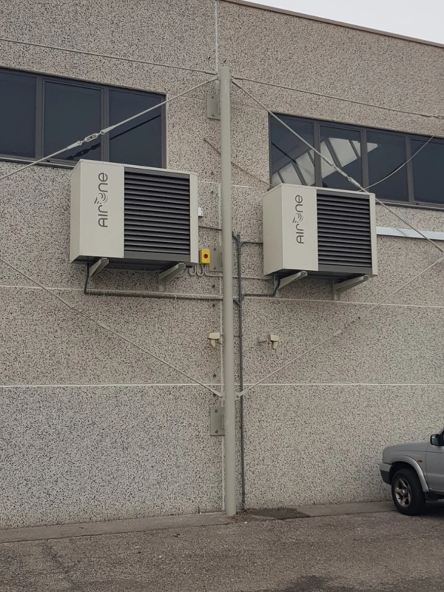 Installazione reale di due unità AirONE montate sulla parete esterna di un edificio produttivo